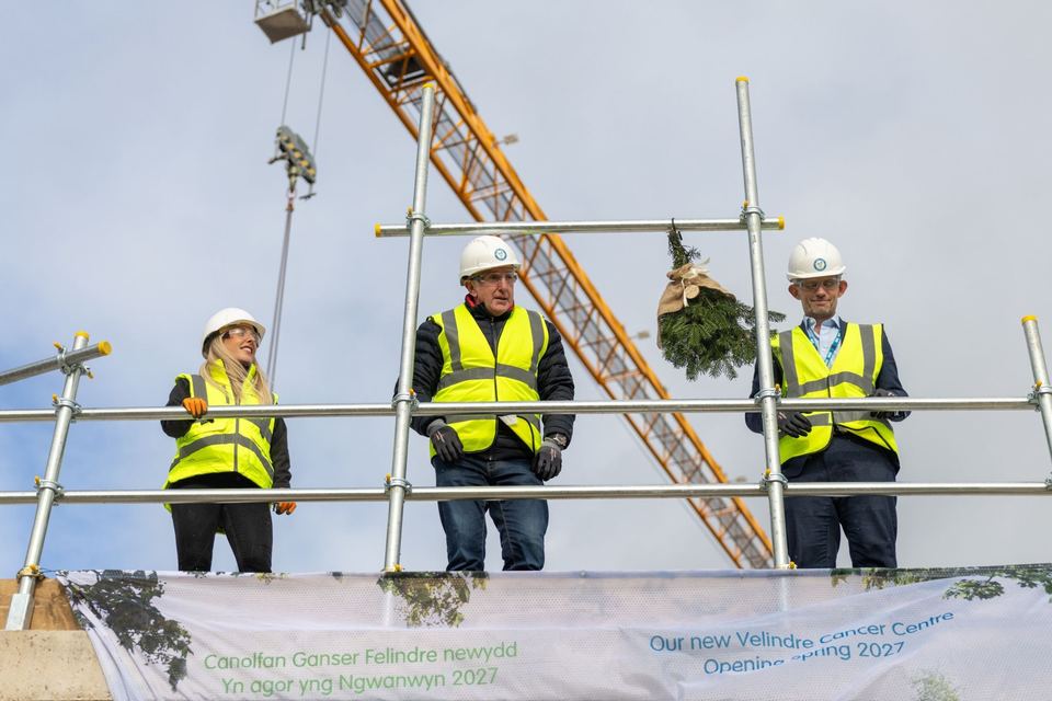 A wreath craned onto a MAC scaffold platform at the New Velindre Cancer Centre